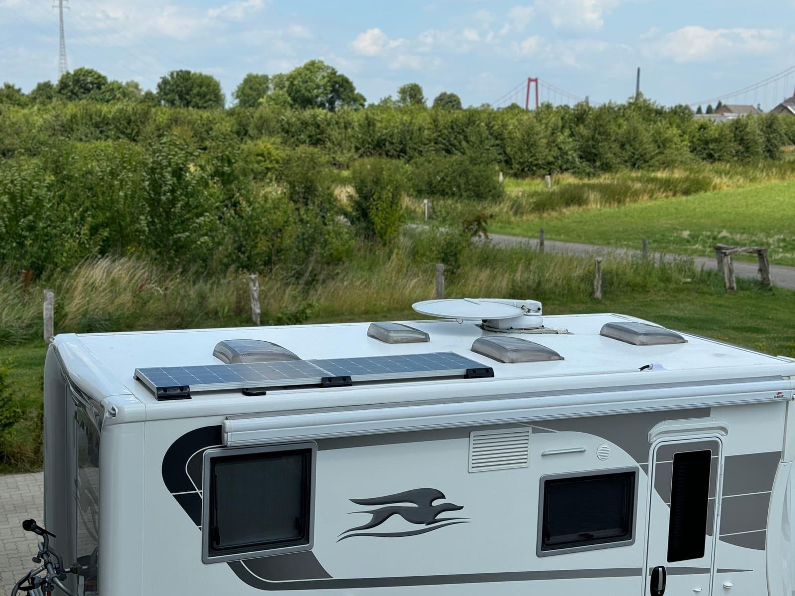 Sauberes Wohnmobildach mit Solarpanel und Dachhauben von oben gesehen