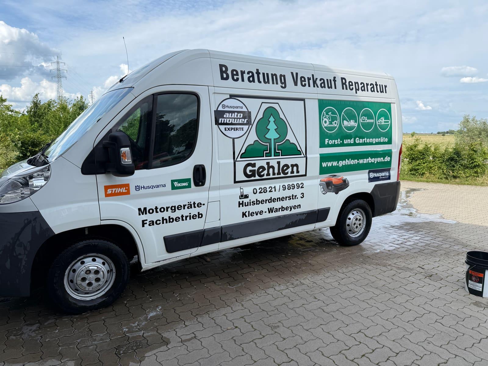 Kastenwagen bei der Handwäsche, Schaum auf Lack und Beschriftung