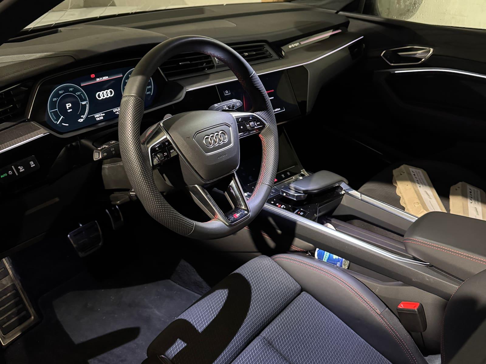Gereinigtes Cockpit mit Lenkrad, Armaturenbrett und Mittelkonsole