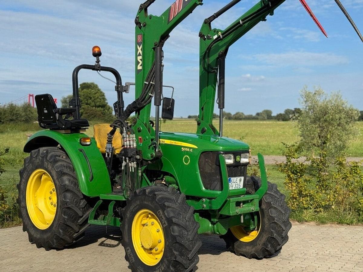 Gereinigter Traktor mit Frontlader auf dem Hof